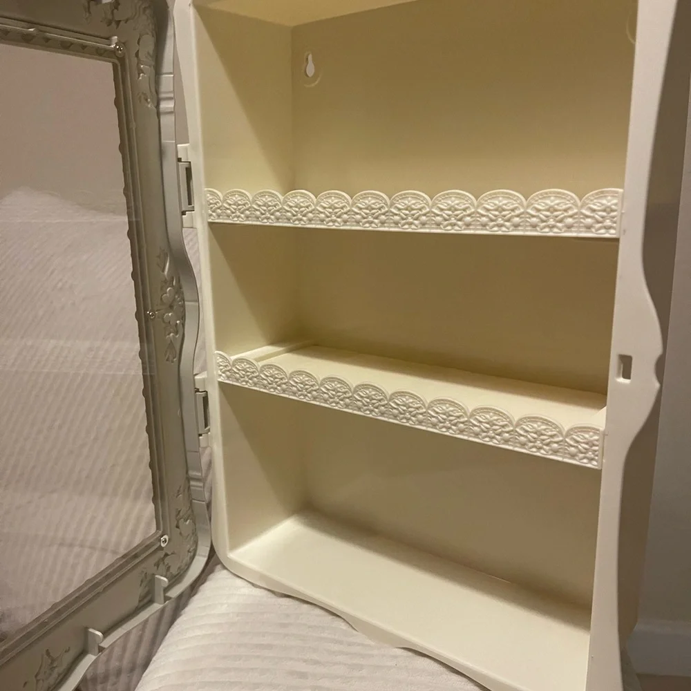 ROOM2ROOM VIRAL Gilded Display Shelf in Gold